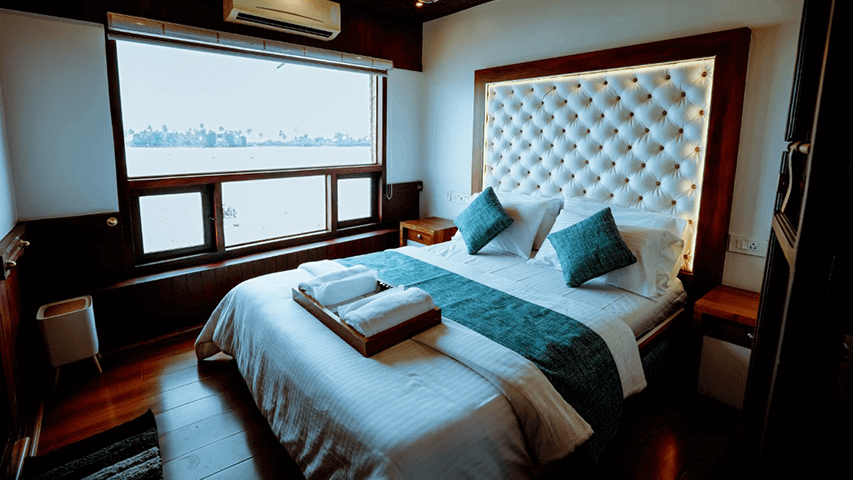 3 Bedroom Houseboat inside