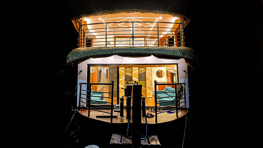 4 Bedroom Houseboat