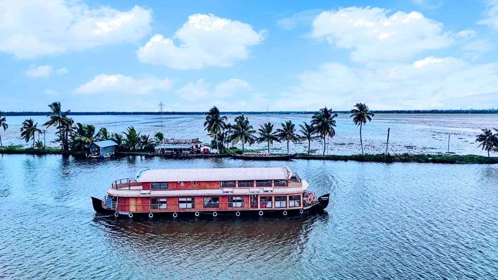 4 Bedroom Houseboats in Alleppey