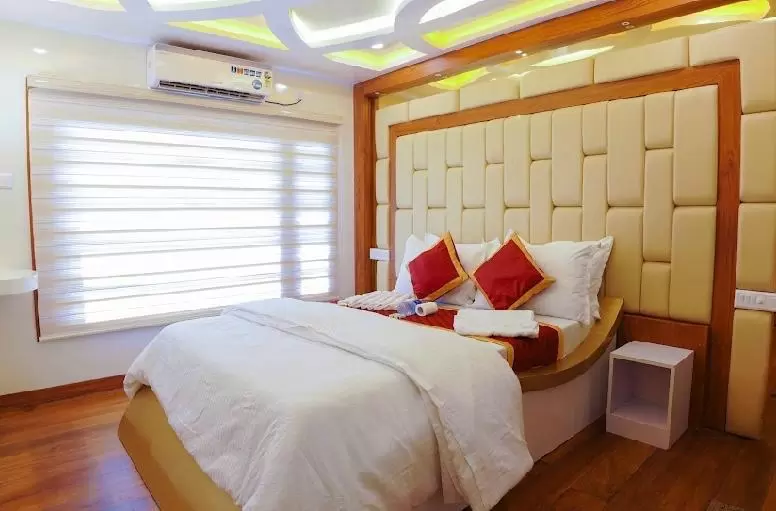 8-bedroom-premium-boat-house