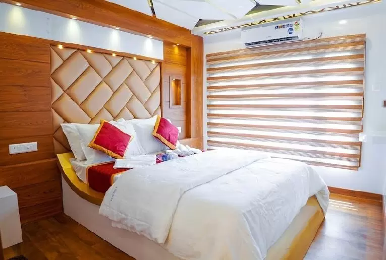 book 8 bedroom houseboat