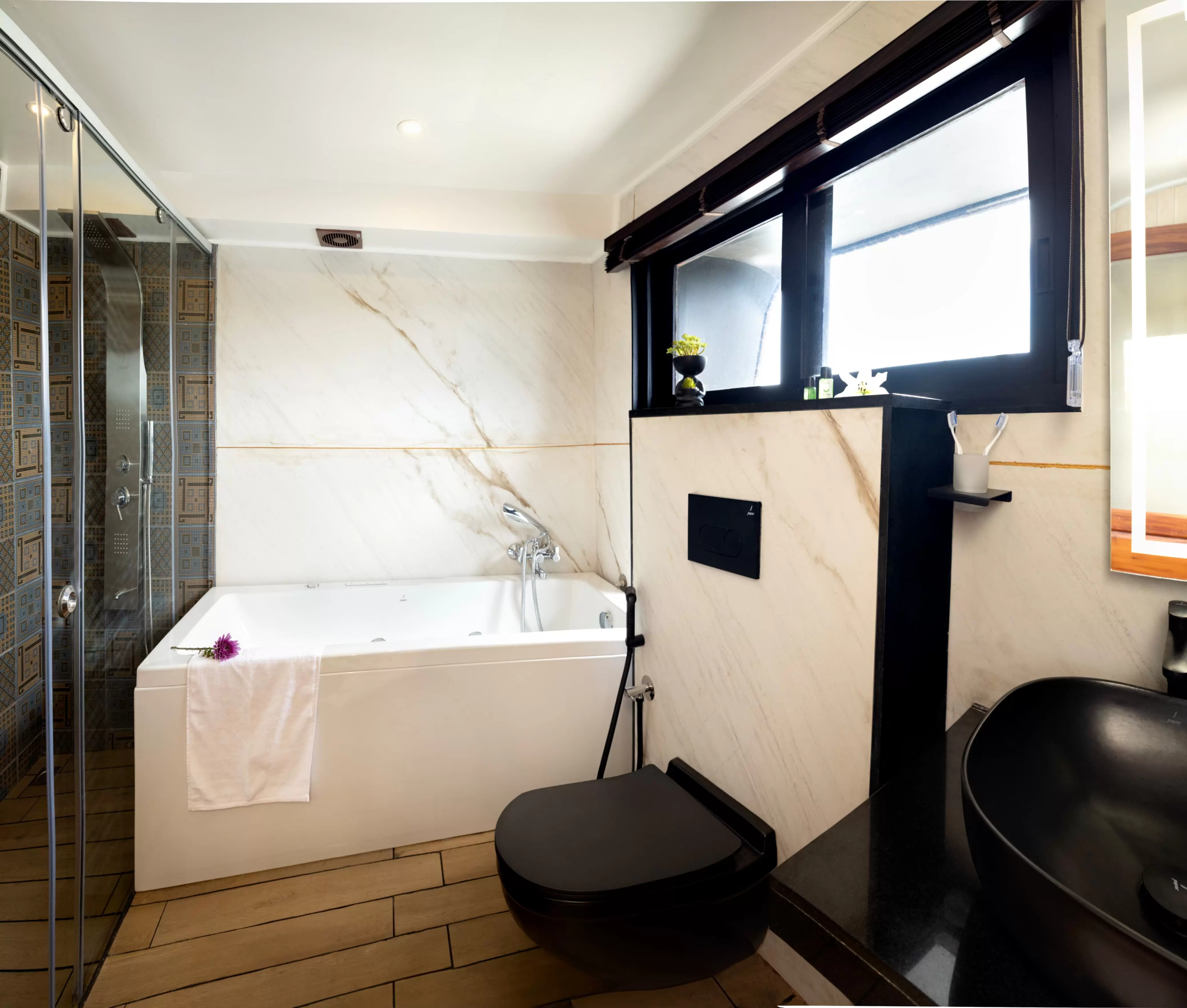 1 bedroom houseboats alleppey batroom