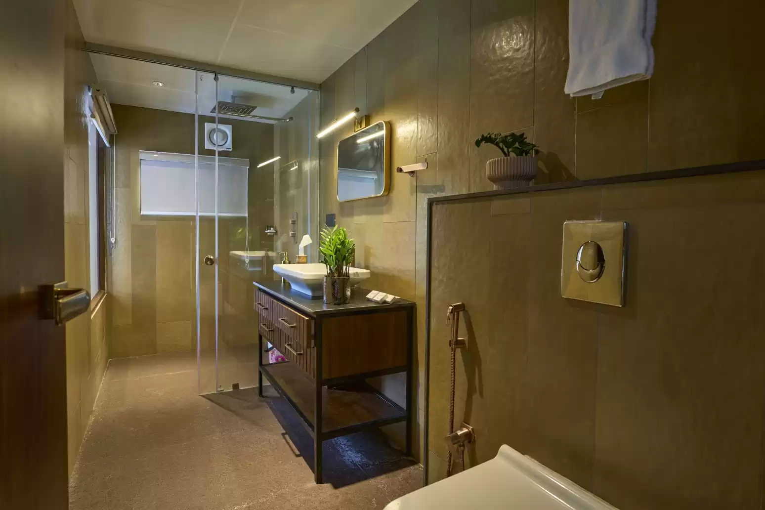 2 bedroom houseboat bathroom