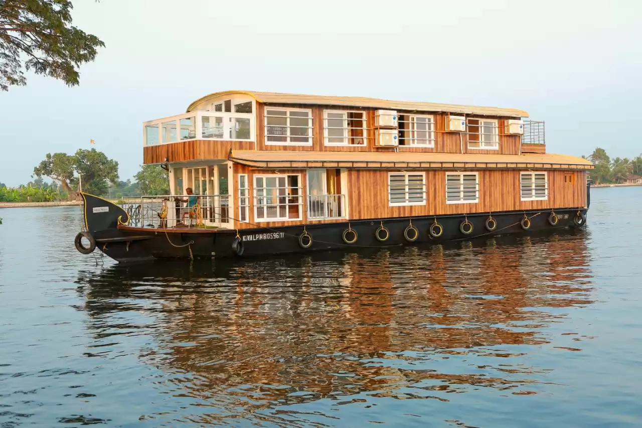 5 bedroom ultra luxury houseboat
