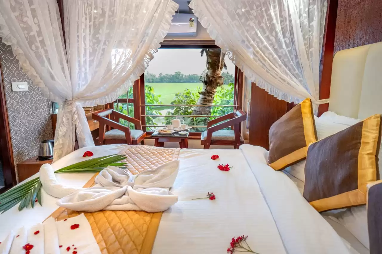 6 bedroom houseboat bedroom