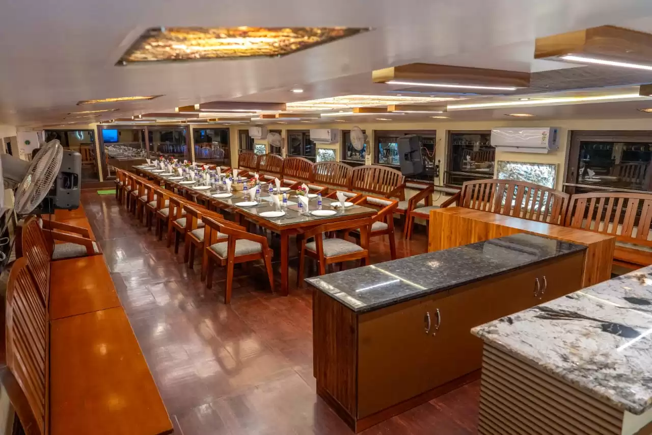 6 bedroom luxury houseboat dining area