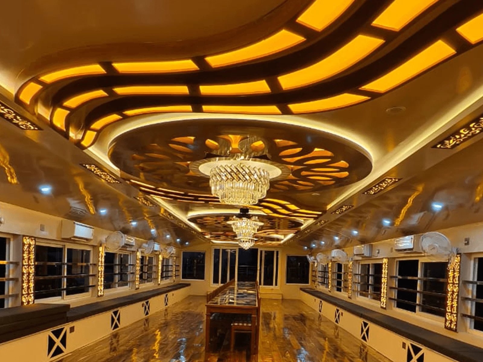 7 bedroom boathouse dining area