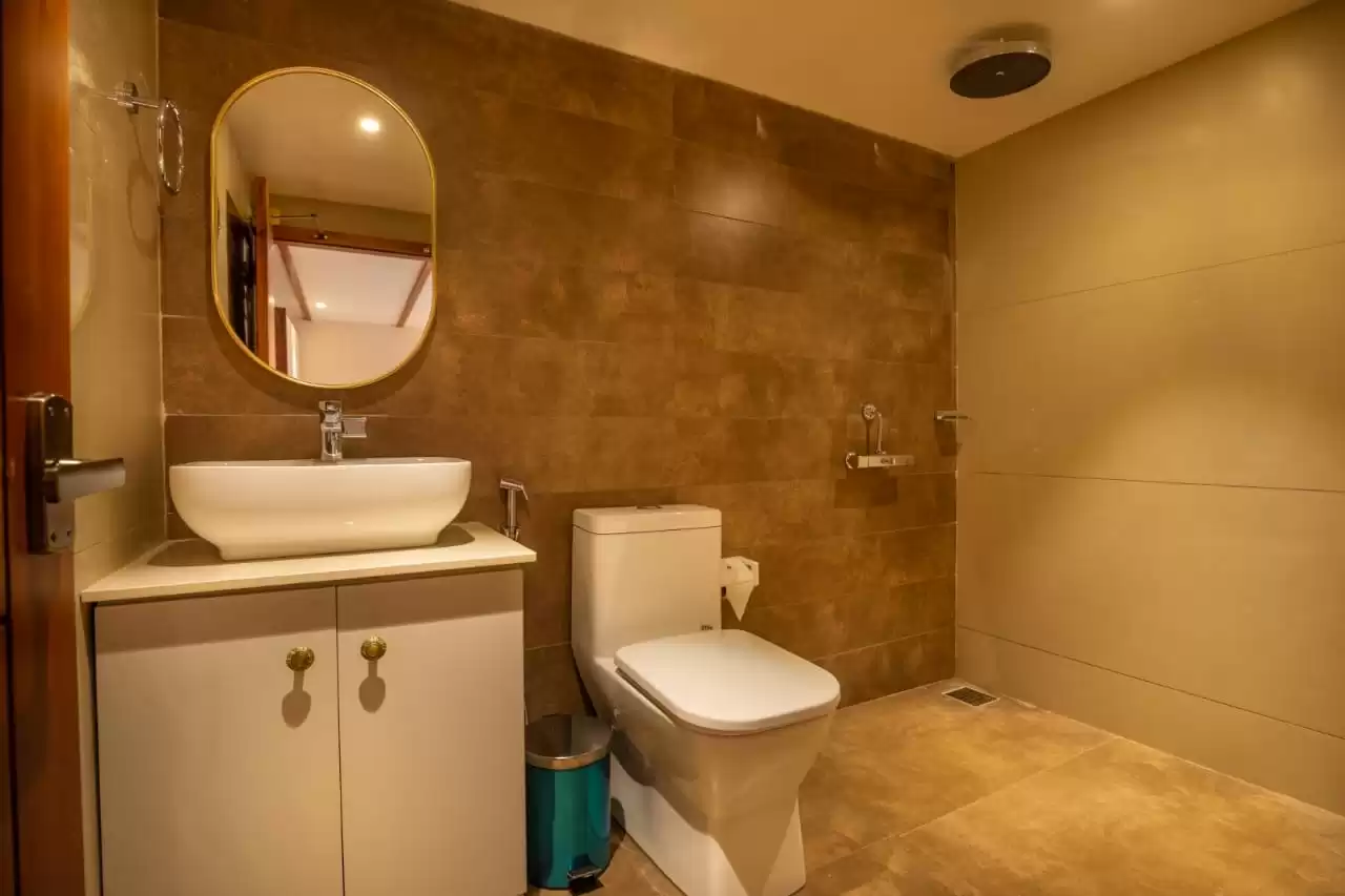 8 bedroom houseboat bathroom