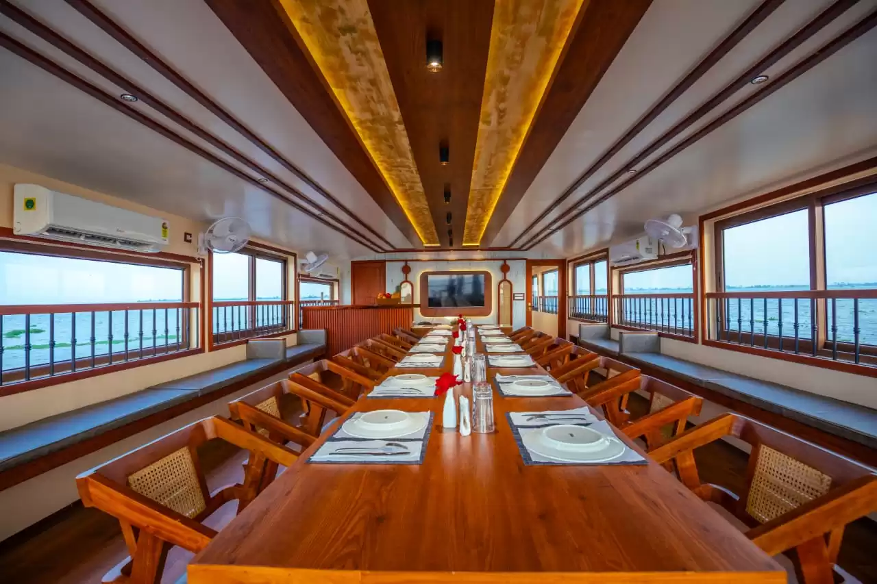 8 bedroom houseboat dining area