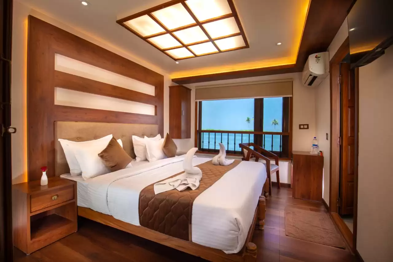 8 bedroom houseboat room