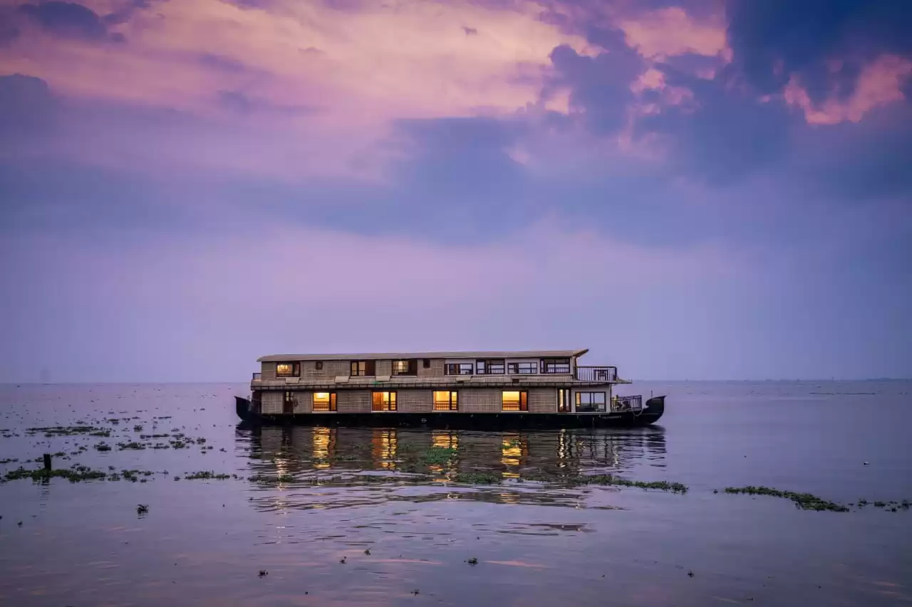 8 Bedroom Houseboat in Alleppey