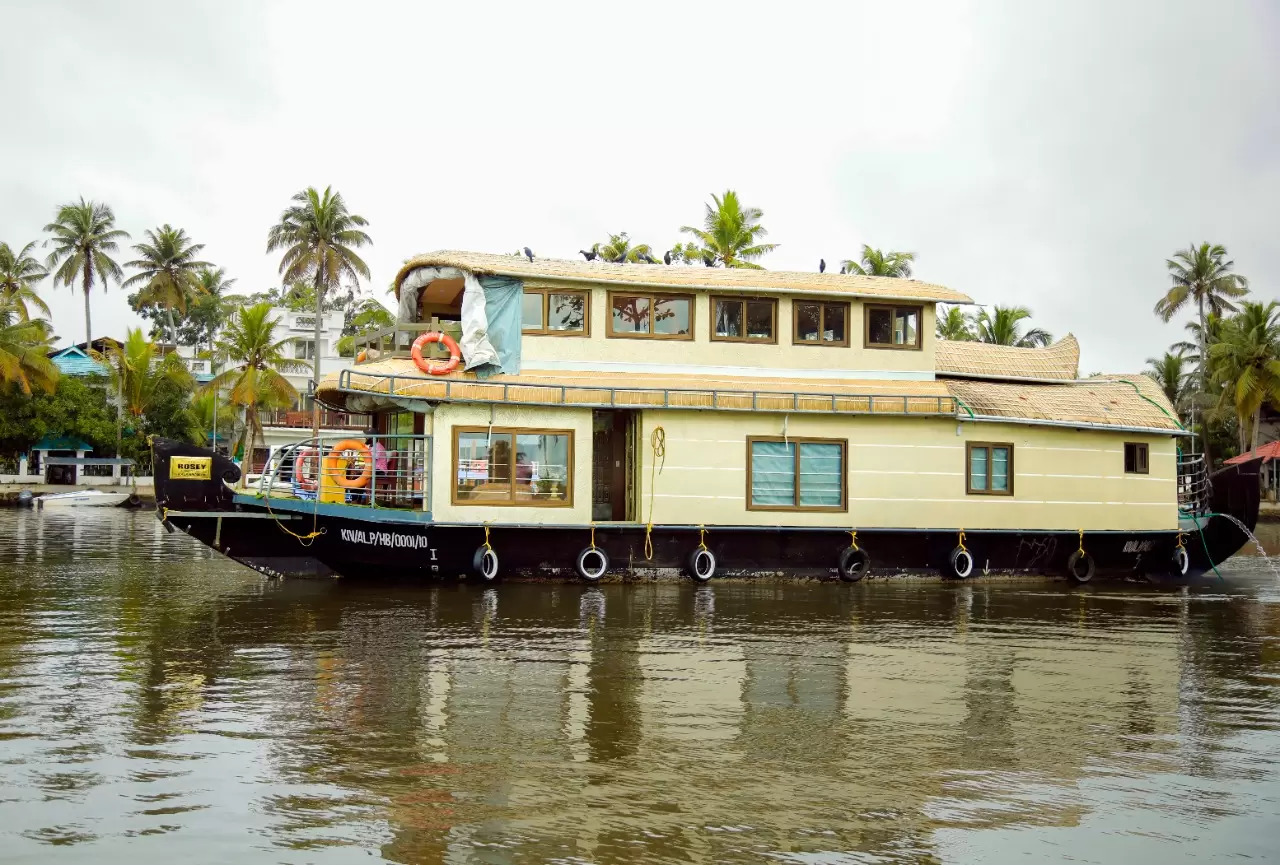 1 Bedroom Boat House