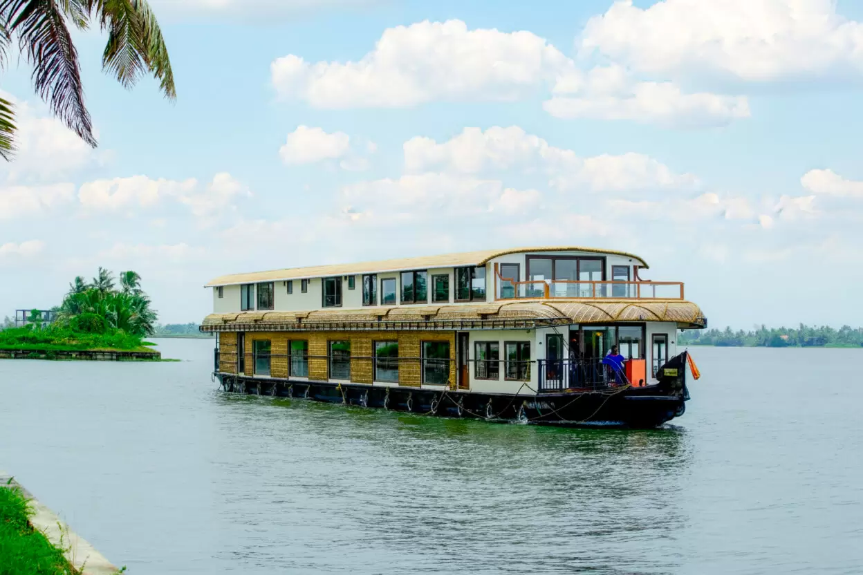 6 Bedroom Luxury Houseboat