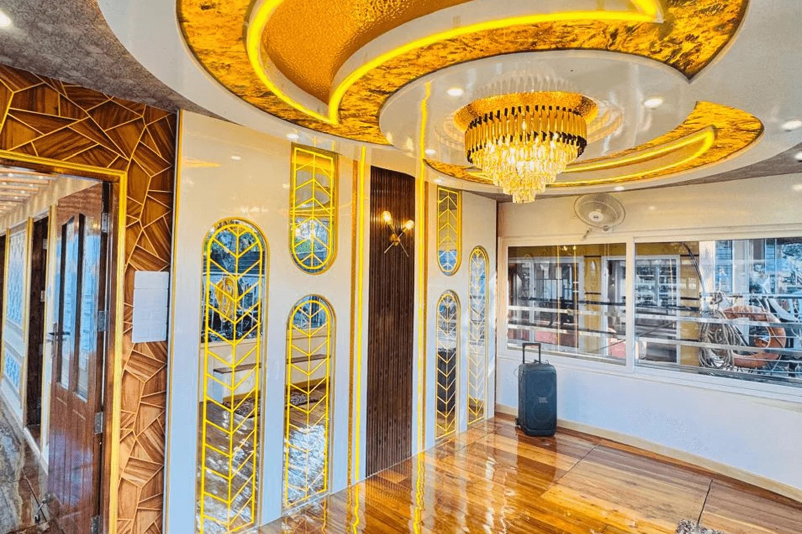 7 bedroom premium houseboat living room